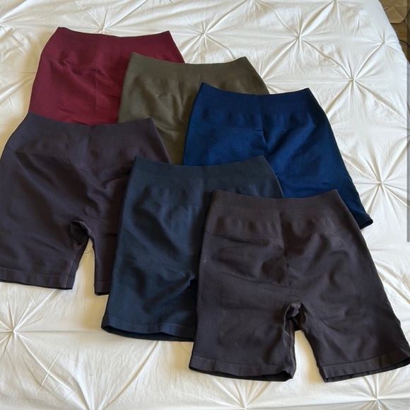 Aurola scrunch butt shorts - Picture 2 of 2